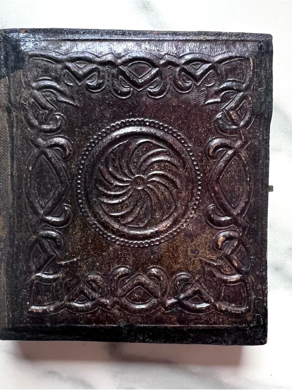 Antique 1850s Daguerreotype Portrait - Wood and Resin Case w/ Velvet Lining - Picture 2 of 16